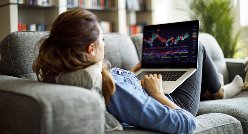 Vrouw bekijkt beleggingen op laptop