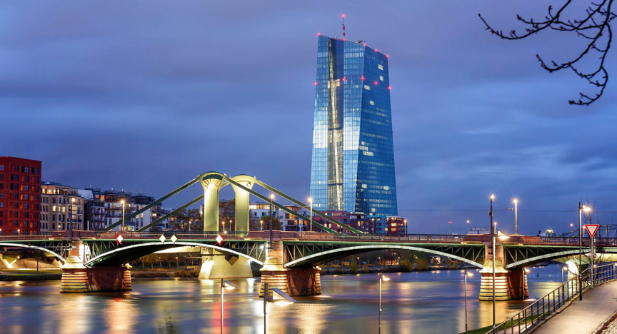 Skyline met het ECB gebouw in Frankfurt