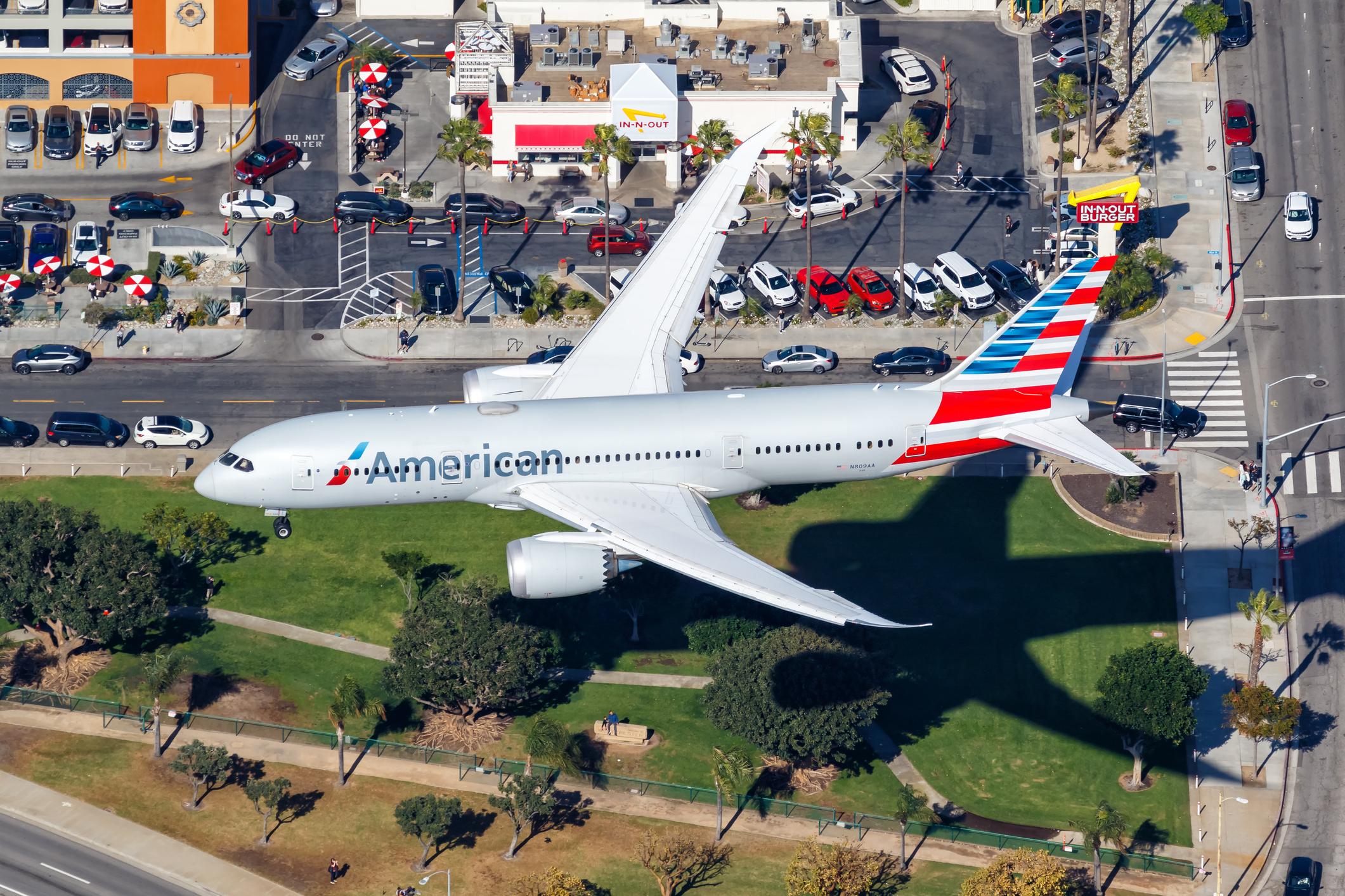 Amrican airlines vliegtuig van boven gezien tijdens landing