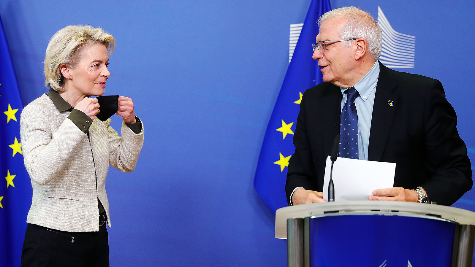 Ursula von der Leyen (L), voorzitter van de Europese Commissie en Josep Borrell, vertegenwoordiger van de Unie voor buitenlandse zaken en veiligheidsbeleid.