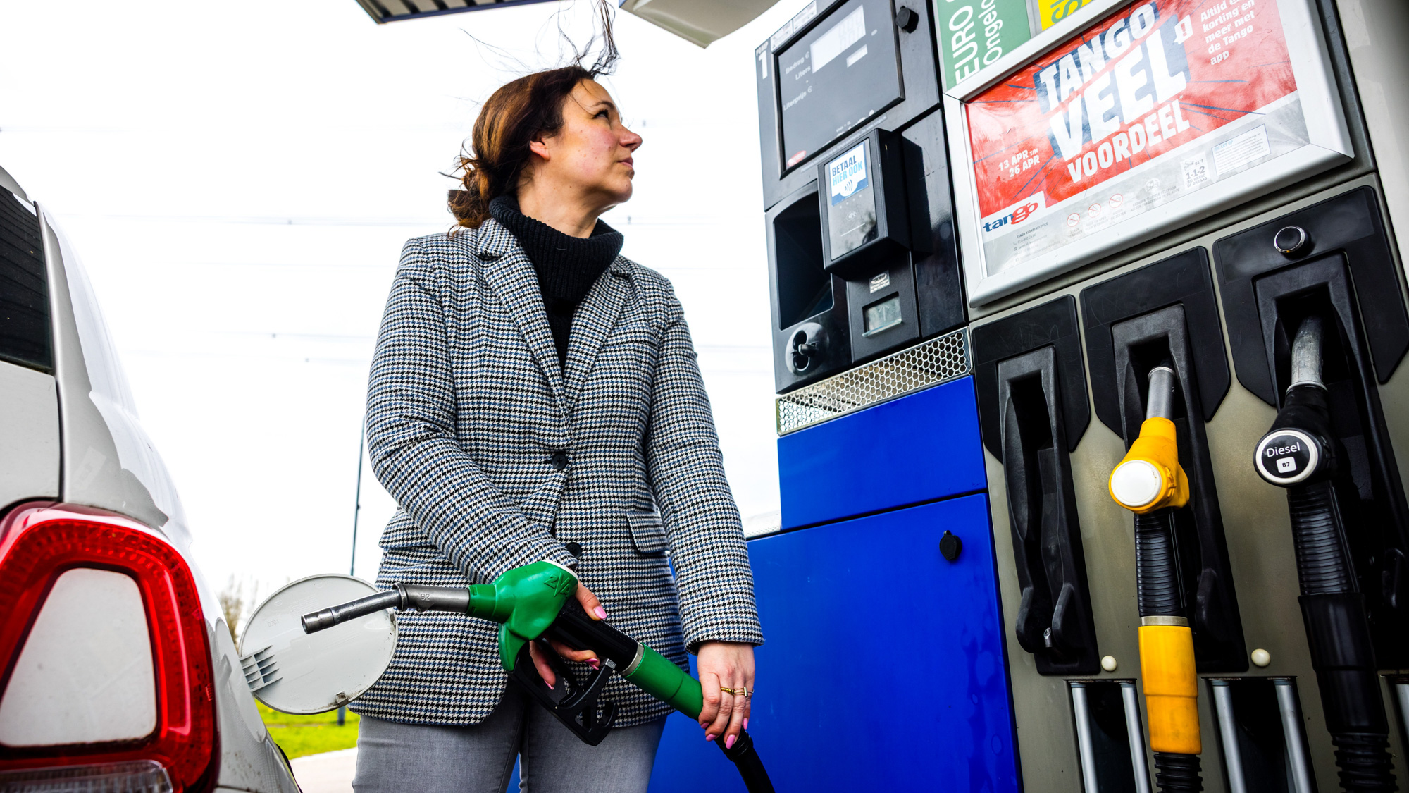 Tanken bij een benzinestation