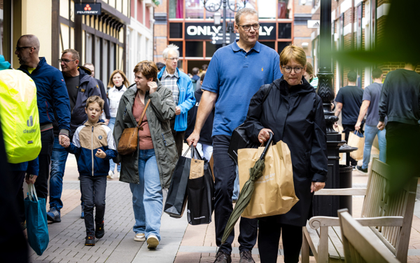 Mensen winkelen bij de Desiger Outlet Roermond