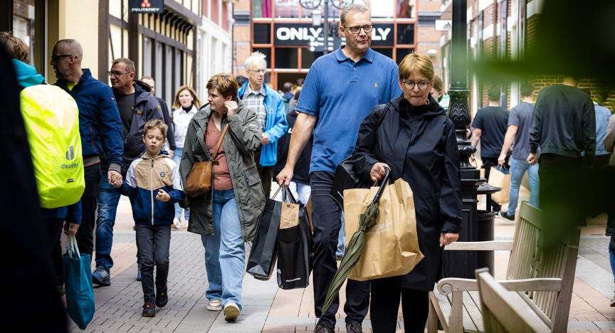 Mensen winkelen bij de Desiger Outlet Roermond