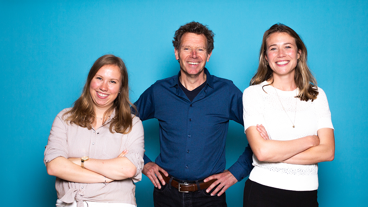 Groepsfoto van de makers van de DNB podcast genaamd De snelheid van geld.