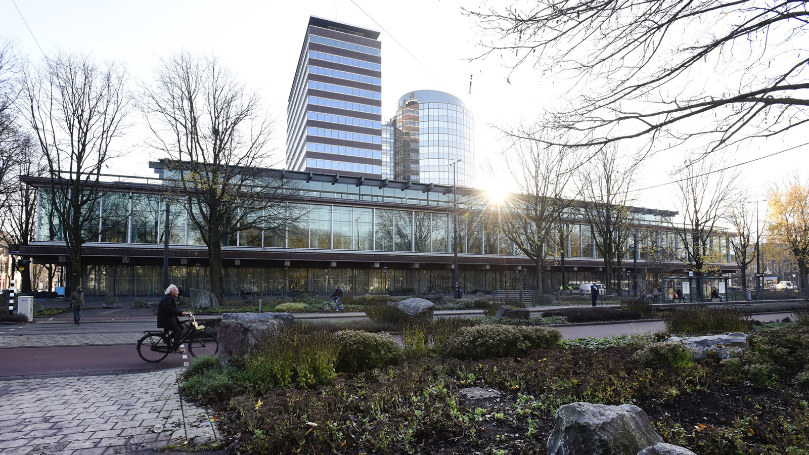 De Nederlandsche Bank en een fietser