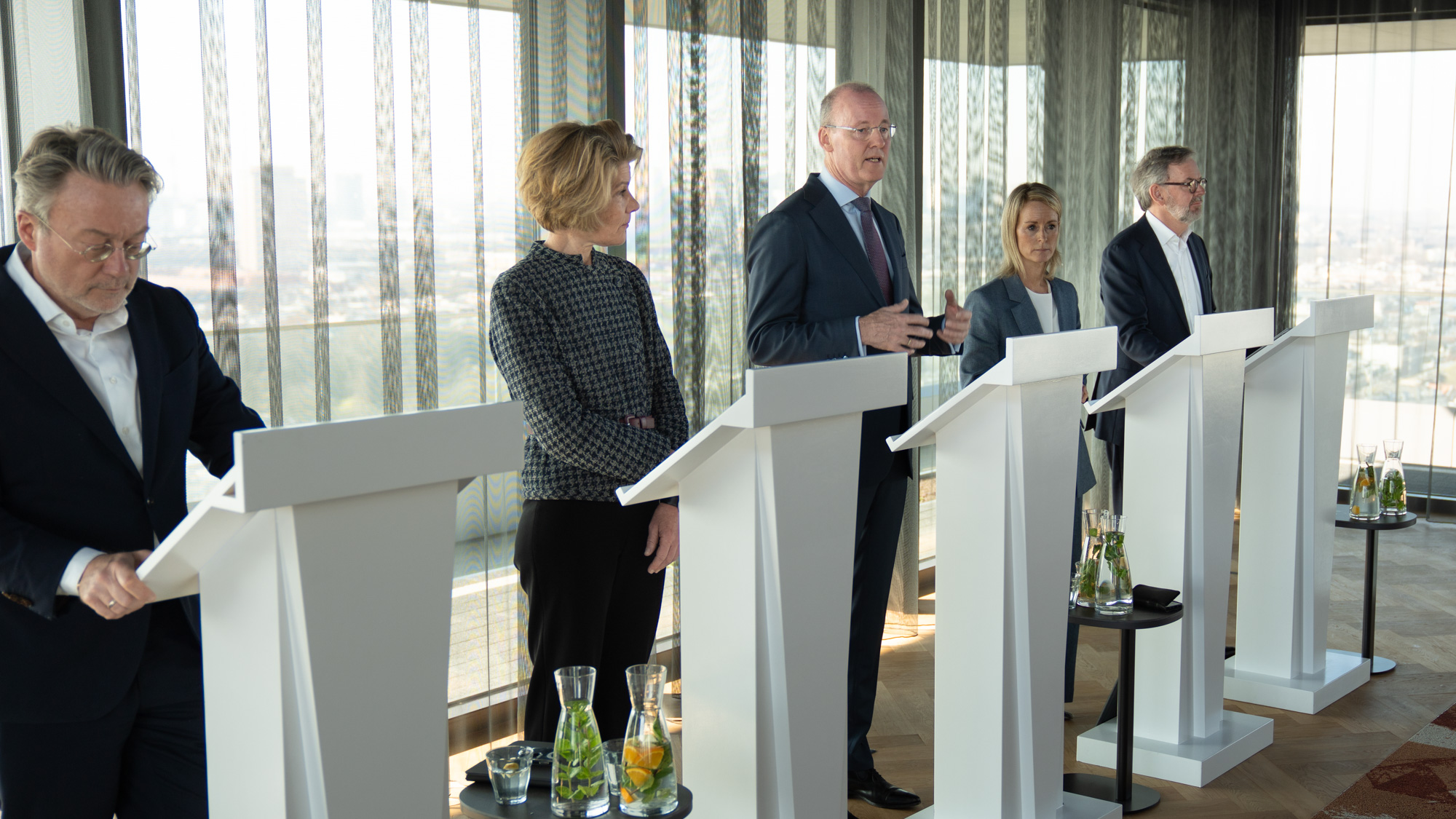 Directie van DNB tijdens persconferentie jaarverslag 2024.
