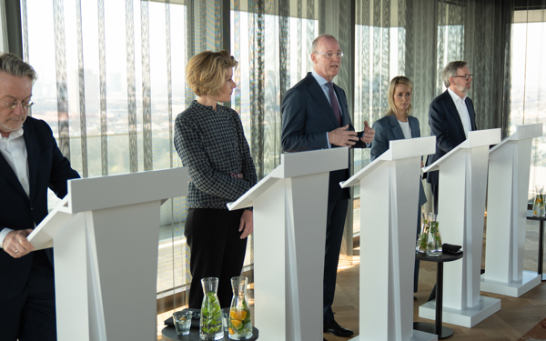 Directie van DNB tijdens persconferentie jaarverslag 2024.