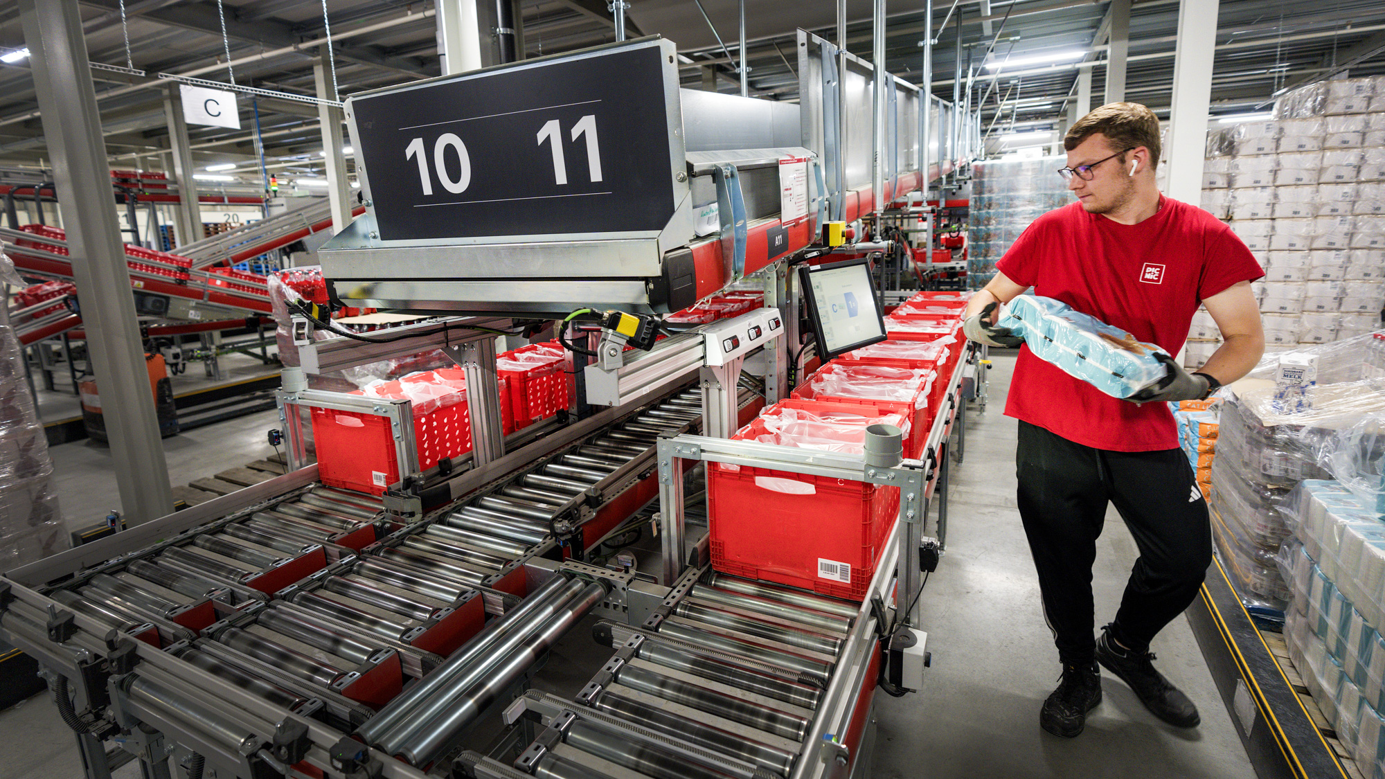 In het distributiecentrum van Picnic in Utrecht kon het aantal werknemers door robotisering worden teruggebracht tot de helft.