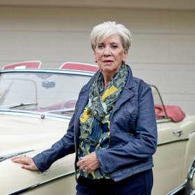 vrouw bij oldtimer