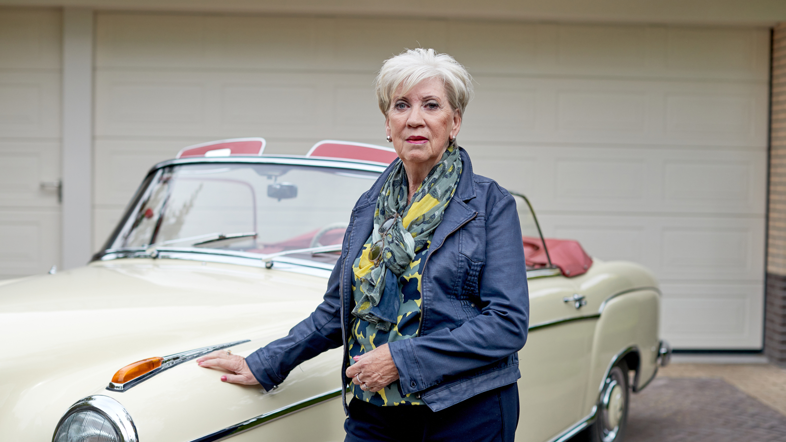 vrouw bij oldtimer