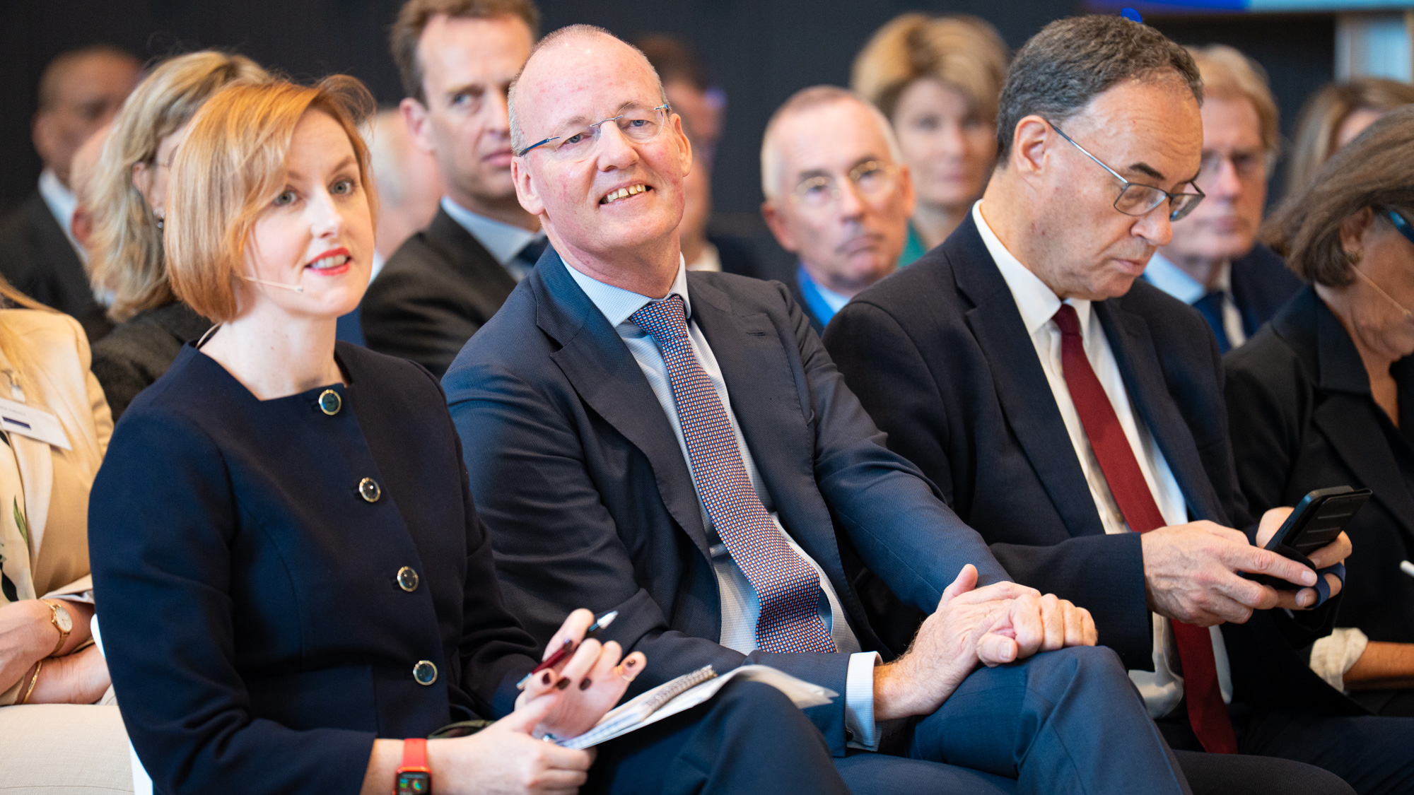 Klaas Knot temidden van collega's tijdens zijn afscheidssymposium.