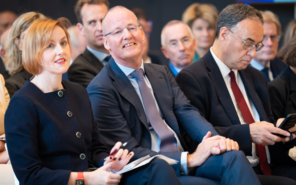 Klaas Knot temidden van collega's tijdens zijn afscheidssymposium.