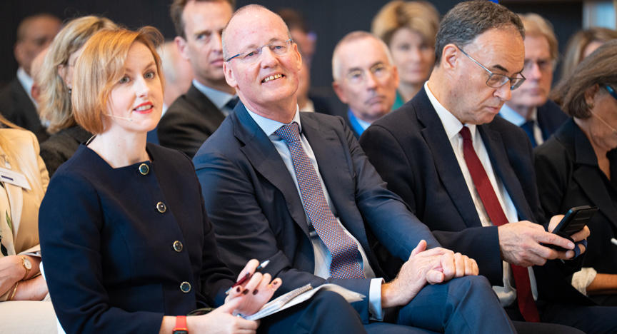 Klaas Knot temidden van collega's tijdens zijn afscheidssymposium.