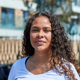 vrouw voor woonhuis