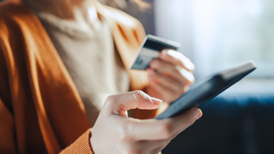 Een vrouw doet online bankzaken op haar telefoon.