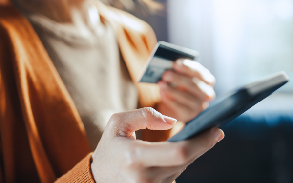 Een vrouw doet online bankzaken op haar telefoon.