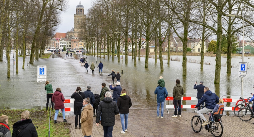 Straat in Deventer staat blank door ondergelopen IJssel
