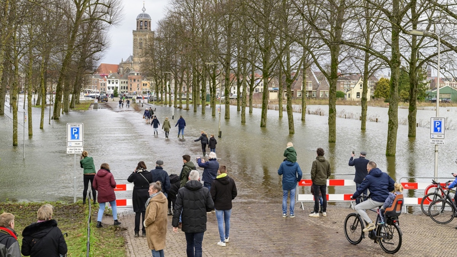 Straat in Deventer staat blank door ondergelopen IJssel
