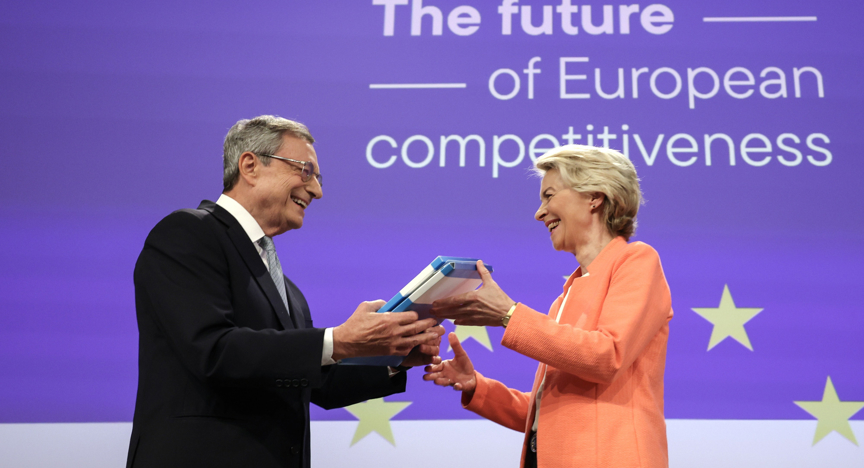 Ursula Von der Leyen ontvangt het eindrapport over de toekomst van het concurrentievermogen van de EU van de voormalige Italiaanse premier Mario Draghi