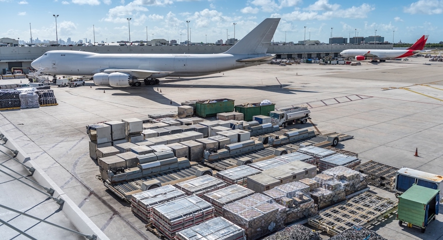 Vrachtvliegtuig staat klaar op internationale luchthaven