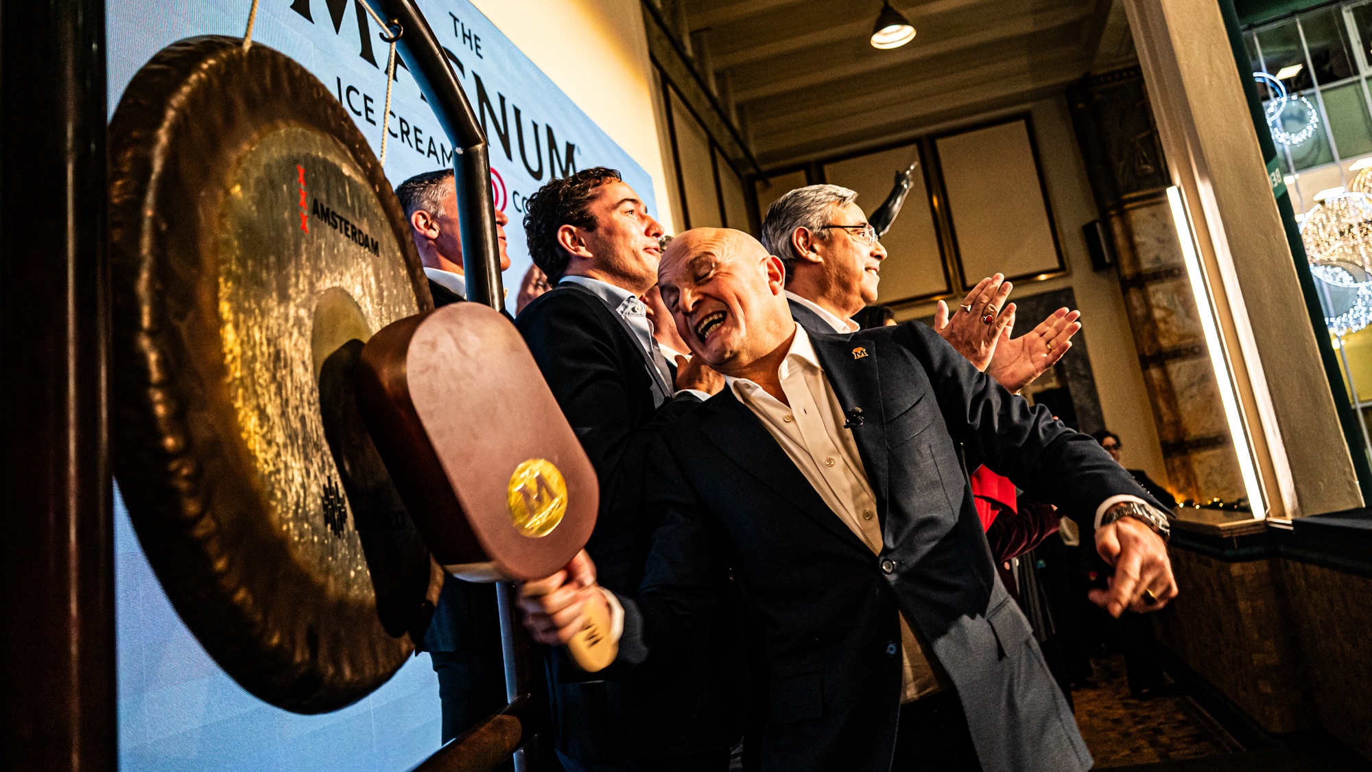 Magnum-ijsbedrijf debuteert op Amsterdamse beurs, op de foto zie je de gongslag. 
