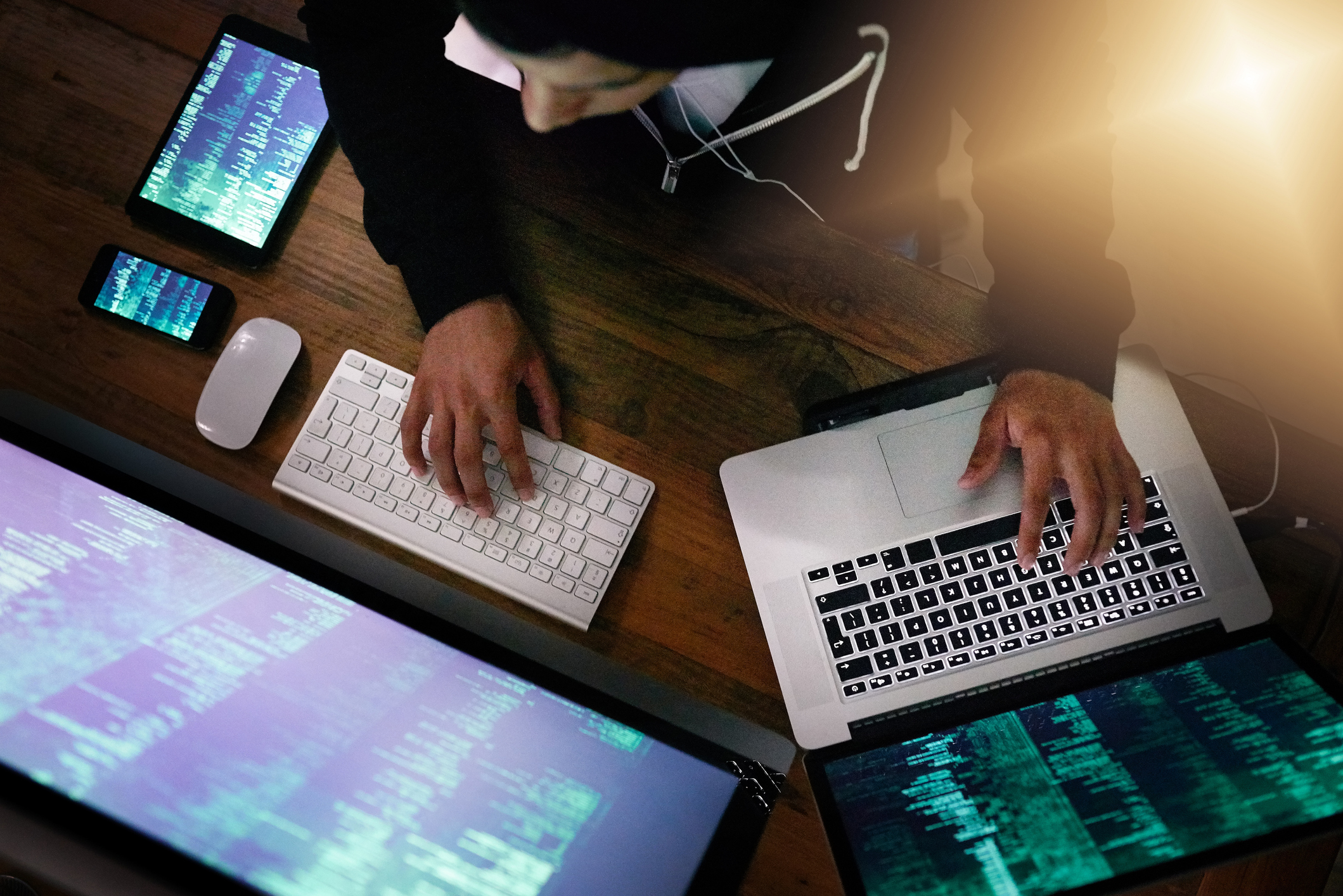 Man achter verschillende devices om te hacken.