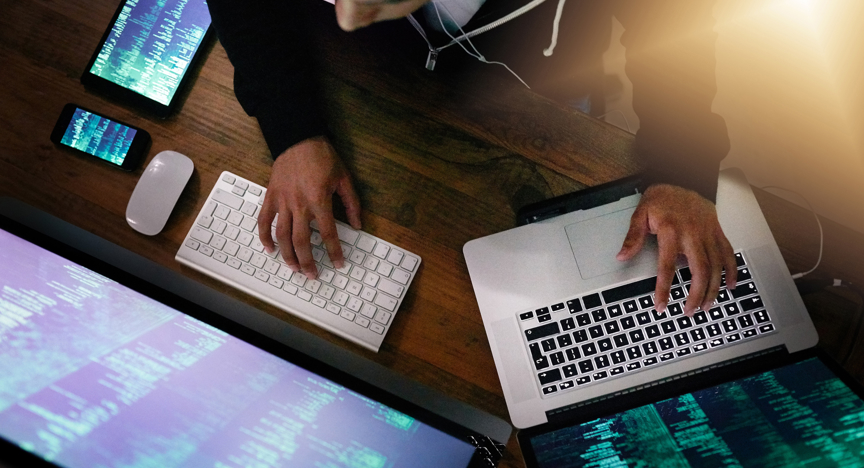 Man achter verschillende devices om te hacken.