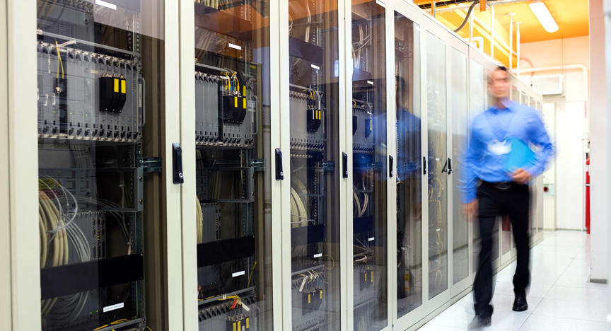 Man loopt door datacentrum