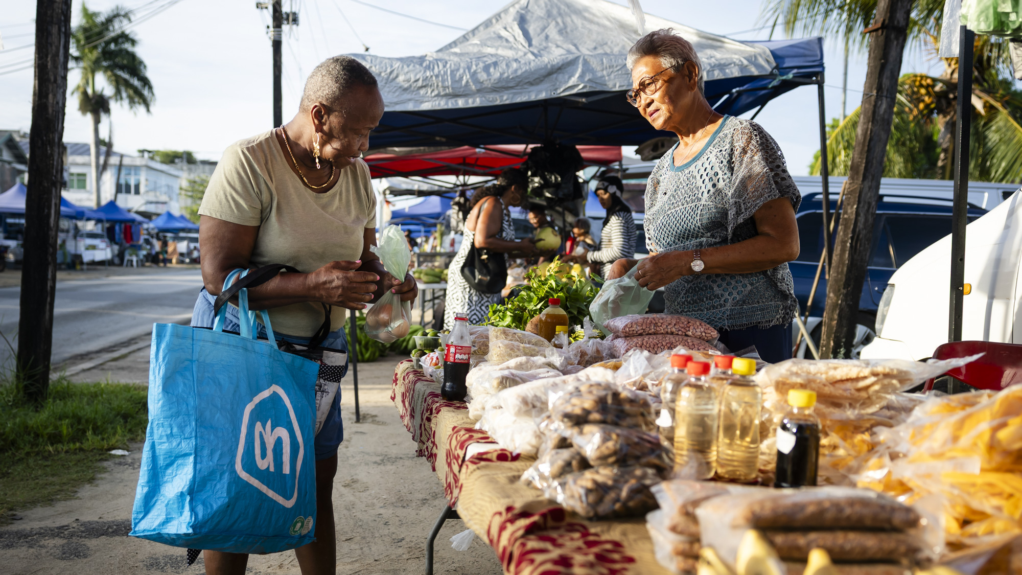 Een markt op zondag in het centrum van Paramaribo in Suriname.