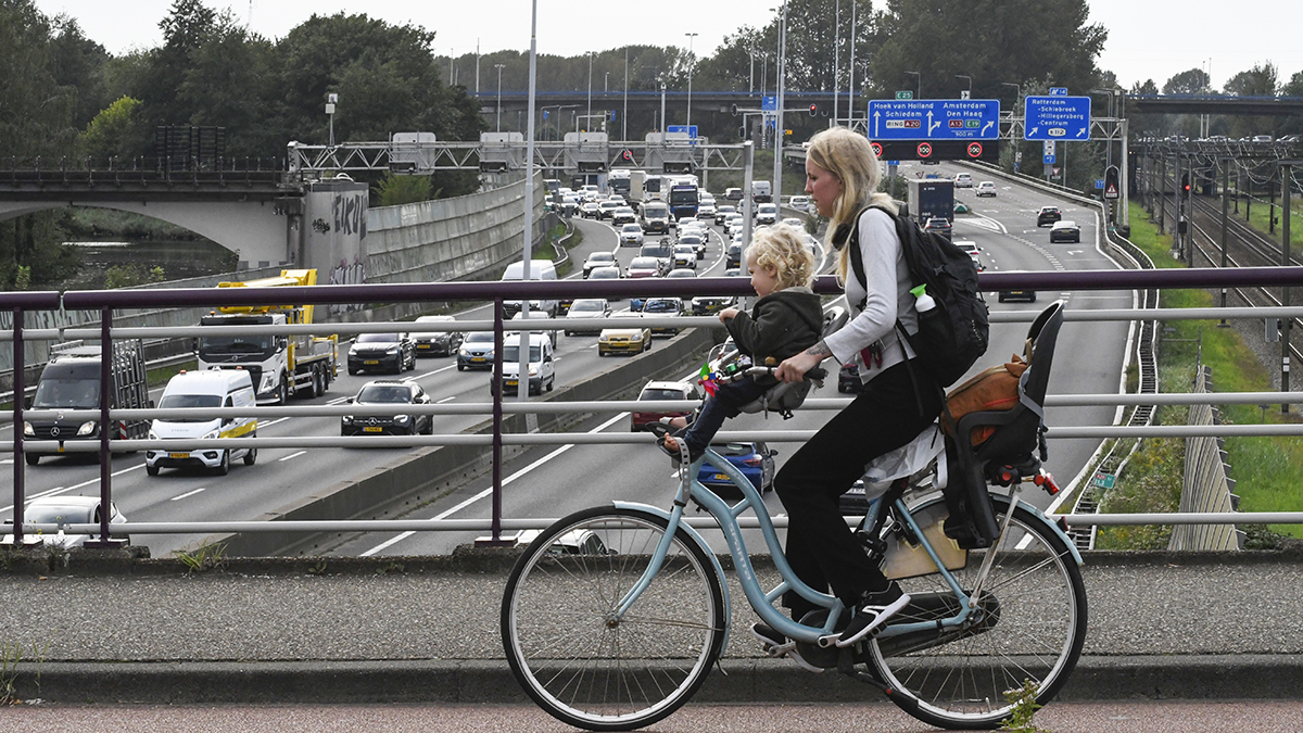 Moeder en kind fietsen over viaduct
