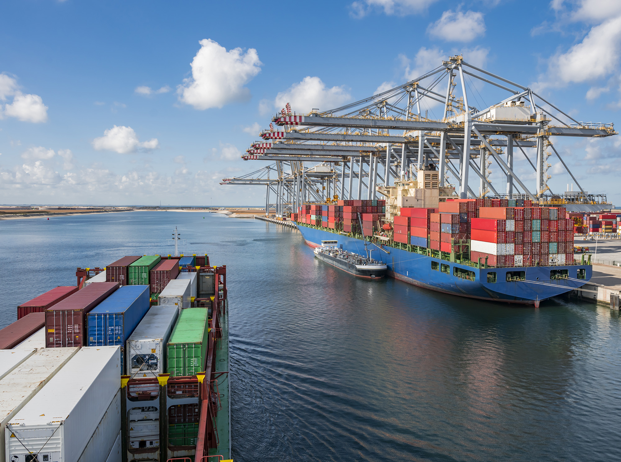 Vrachtschepen en bouwstellingen op het water