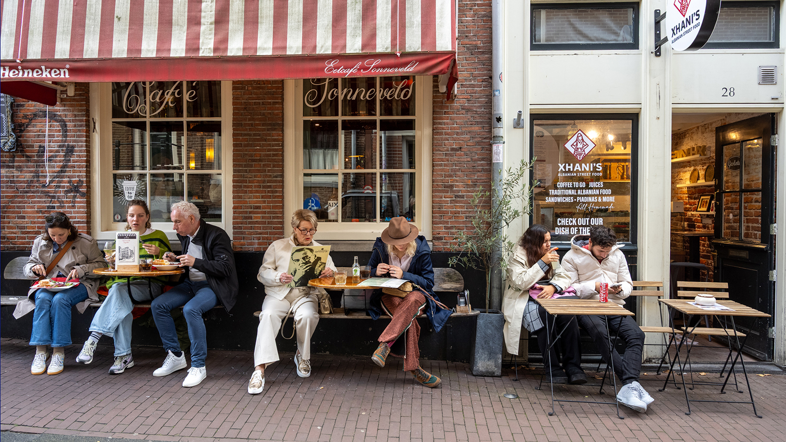 Terras vol met gasten