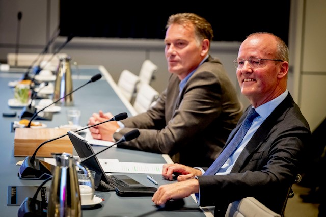 Klaas Knot en Pieter Hasekamp in de Vaste Kamercommissie Financiën van de Eerste Kamer.