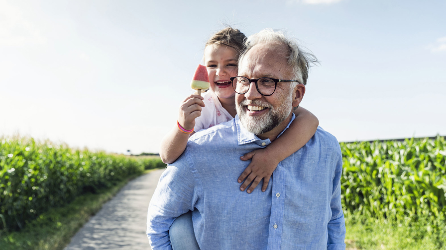 Opa met kleinkind op de rug
