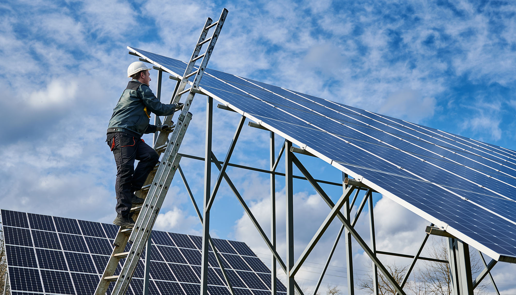 Zonnepanelen worden geplaatst