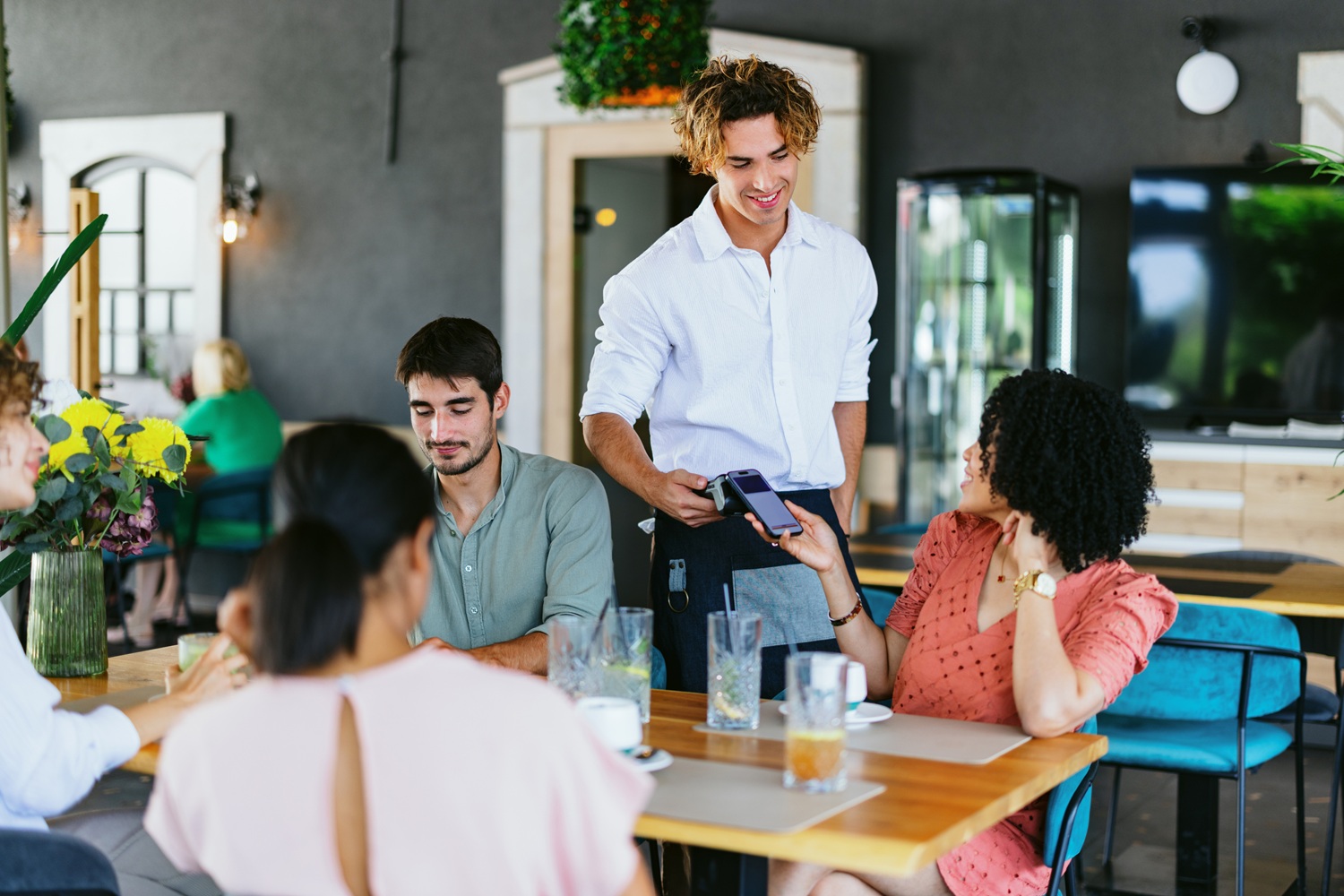 Betalen met telefoon in restaurant