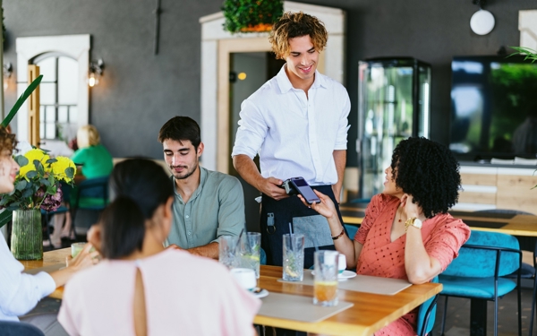 Betalen met telefoon in restaurant