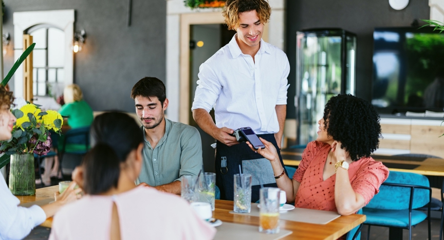 Betalen met telefoon in restaurant