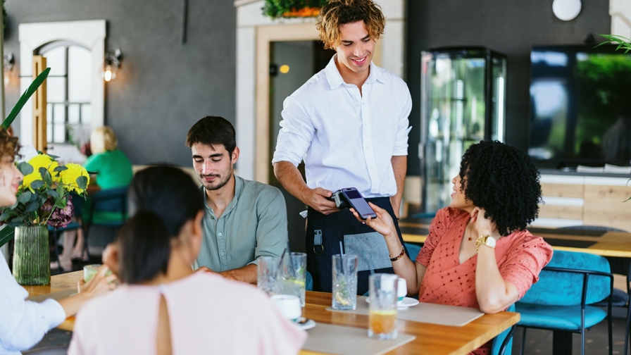 Betalen met telefoon in restaurant