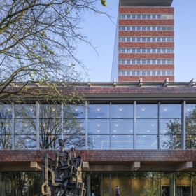 De Nederlandsche Bank met beeld Ossip Zadkine