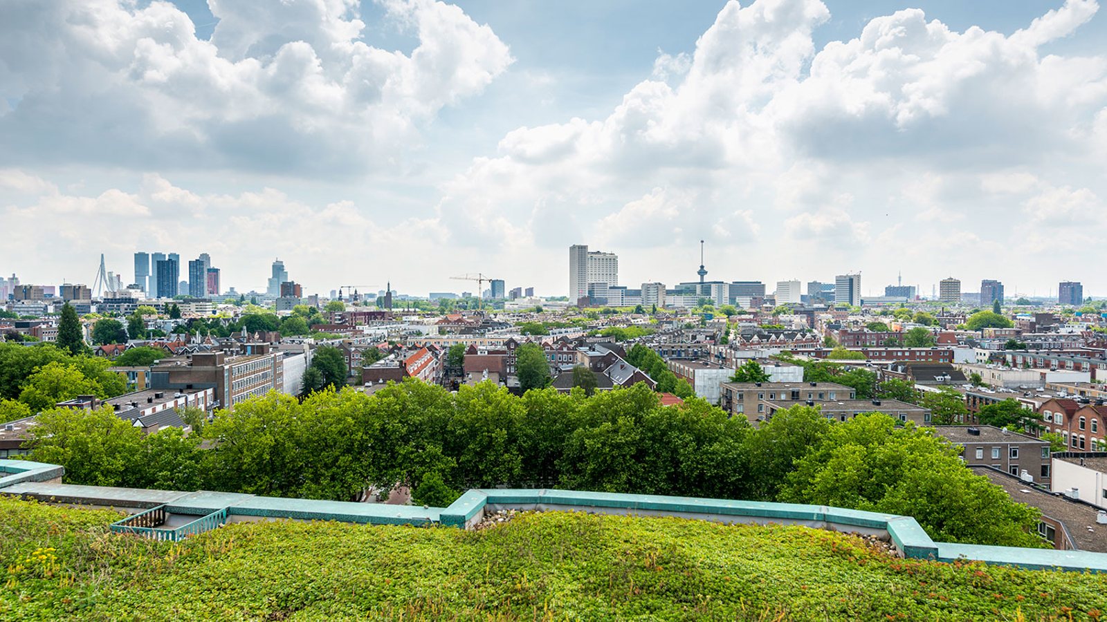 Uitzicht op een stad met groen duurzaam dak