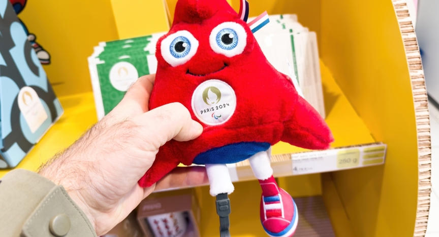 Een mannenhand die de Phryges Caps vasthoudt, de mascottes van de Olympische Spelen van 2024 in Parijs.