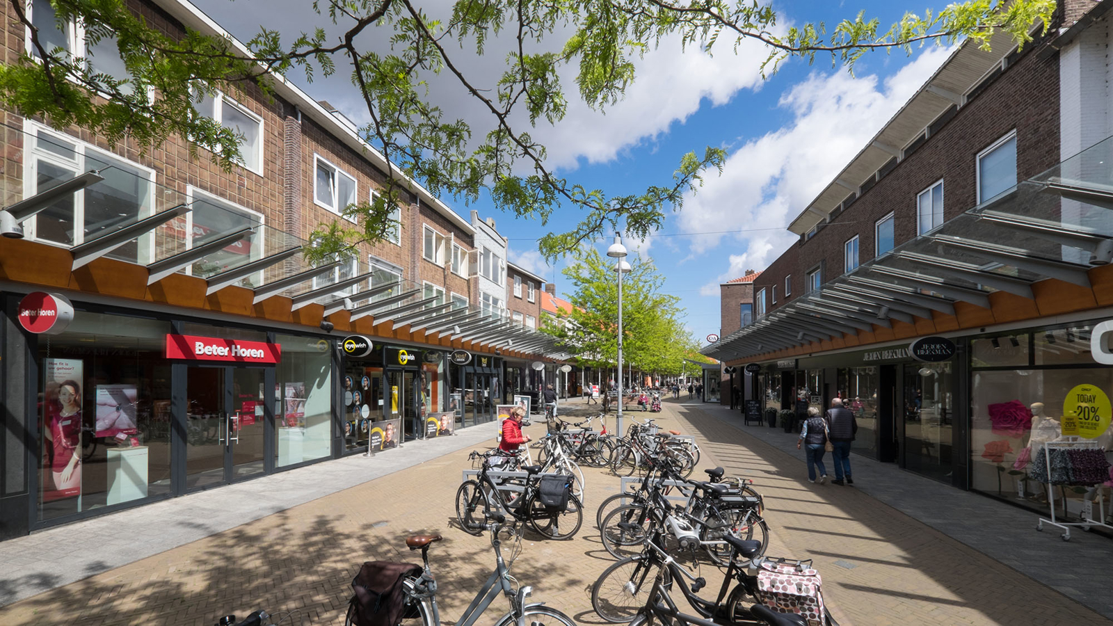 Gestalde fietsen voor winkel
