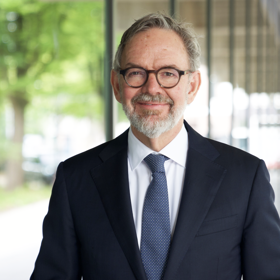 Steven Majoor portretfoto voor gebouw DNB zomer 2025