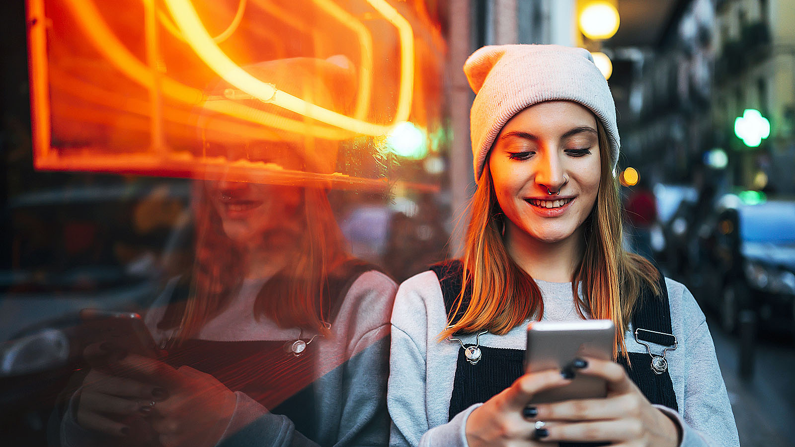 Jongere kijkt op smartphone