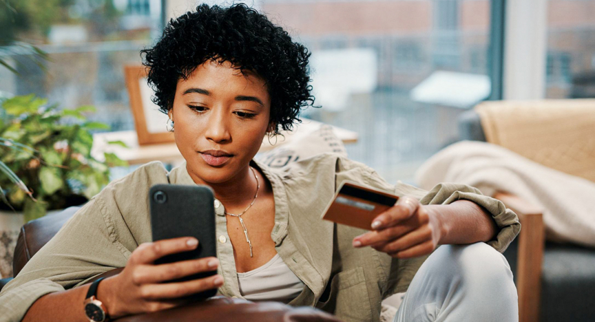 Vrouw doet betaling met haar mobiele telefoon.