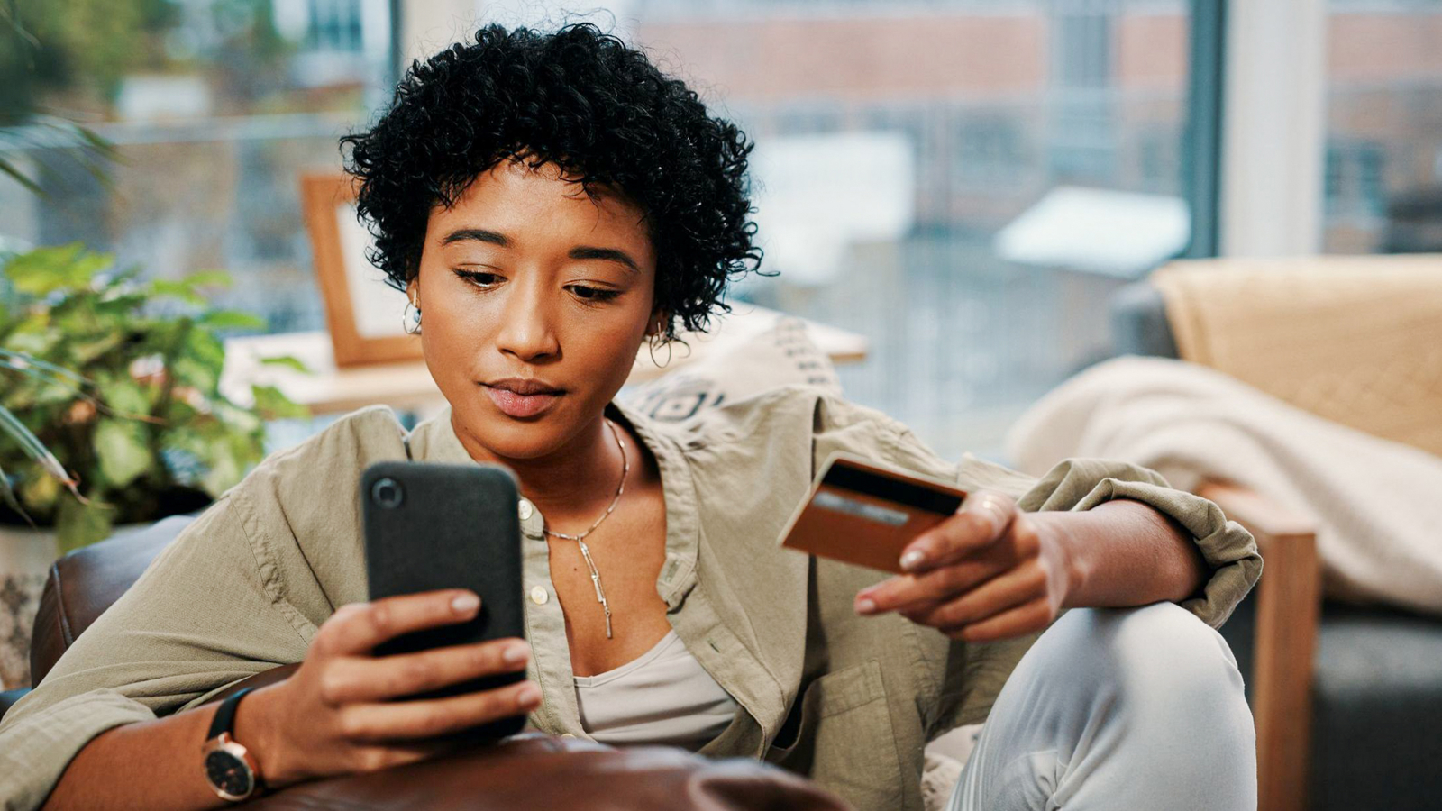 Vrouw doet betaling met haar mobiele telefoon.