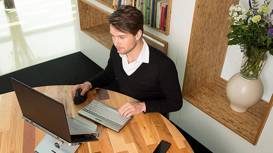 Man werkt thuis op laptop