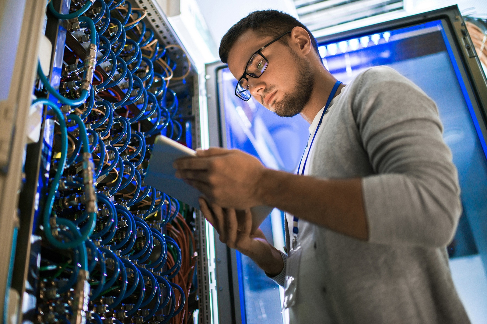 Iemand bij de hardware van een grote computer