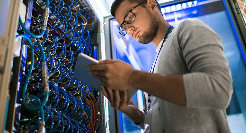 Iemand bij de hardware van een grote computer